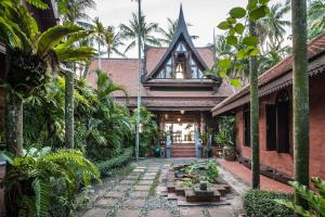 una casa con un patio con palmeras en Five Islands Beach House Samui en Amphoe Koksamui