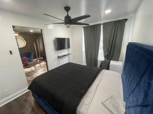 ein Schlafzimmer mit einem Bett und einem Deckenventilator in der Unterkunft Atlanta coz Home king/queen/Twin in Atlanta + 28 Fotos