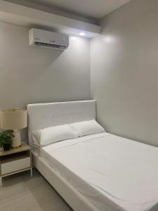 sypialnia z białym łóżkiem i klimatyzacją w obiekcie Casa Susana - Belair w mieście Santa Rosa
