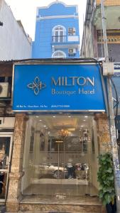 1 Million Boutique-Hotel-Schild vor einem Gebäude in der Unterkunft Milton Boutique Hotel in Hanoi