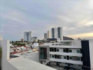 vistas a una ciudad con edificios altos en Nuevo y Cómodo Departamento en el corazón de la Zona Dorada, en Mazatlán
