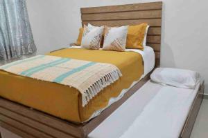 1 dormitorio con 1 cama con cabecero de madera en Nuevo y Cómodo Departamento en el corazón de la Zona Dorada, en Mazatlán