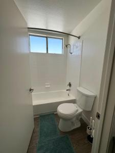 Un baño de Universal Studios 8 min drive Two bedroom Apartment with free parking