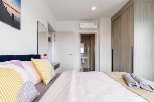 Giường trong phòng chung tại Bangkok city center-thong lo-rca-high-rise one-bedroom