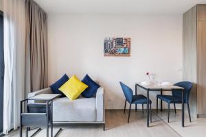 Khu vực ghế ngồi tại Bangkok city center-thong lo-rca-high-rise one-bedroom
