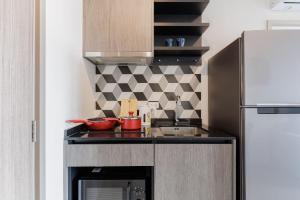 Nhà bếp/bếp nhỏ tại Bangkok city center-thong lo-rca-high-rise one-bedroom