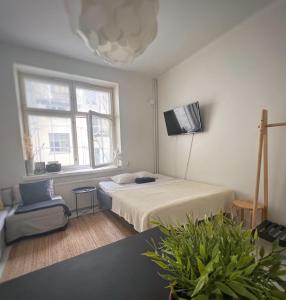 Habitación pequeña con 2 camas y ventana en Sweethome Studio 49 in City Center Punavuori district, en Helsinki