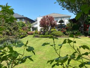 ein Haus mit einem Garten mit grünem Gras in der Unterkunft sweet home in Richmond