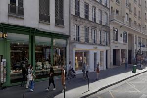 Superbe Appartement Bon marché Saint Germain في باريس: مجموعة من الناس يسيرون في شارع المدينة