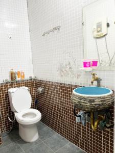 łazienka z toaletą i umywalką w obiekcie Homestay Ms. Hoa w Ho Chi Minh