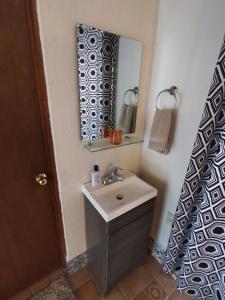 uma casa de banho com um lavatório e um espelho em Cozy, excellent location. em Oaxaca de Juárez