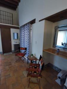 uma sala de estar com duas cadeiras e uma mesa em Cozy, excellent location. em Oaxaca de Juárez