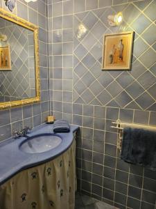 ムスティエ・サント・マリーにあるBastide des Oliviersのバスルーム(洗面台、鏡付)
