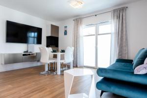 a living room with a couch and a table at Apartament Modern by Major Domus Club in Dziwnów