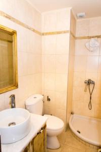 een badkamer met een wastafel, een toilet en een bad bij Lovely mansion, in Piskokefalo - Crete, by Comfortbnb in Stavroménos +9 foto's