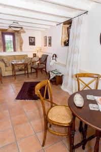 een woonkamer met een tafel en stoelen bij Lovely mansion, in Piskokefalo - Crete, by Comfortbnb in Stavroménos