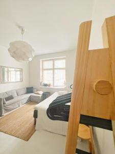 1 dormitorio con 1 cama y sala de estar en Sweethome Studio 49 in City Center Punavuori district, en Helsinki