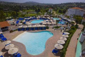 einen Luftblick auf einen Pool mit Sonnenschirmen des Resorts in der Unterkunft Luxury Villa at Omni La Costa Resort & Spa in Carlsbad