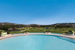 ein großer Pool neben einem Golfplatz in der Unterkunft Luxury Villa at Omni La Costa Resort & Spa in Carlsbad