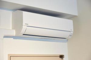 een witte magnetron hangend aan een plafond bij KAMINARI Inn Newly Renovated Jan 2026 in Tokyo