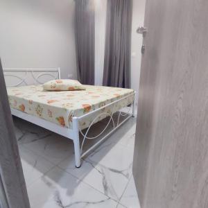 een slaapkamer met een bed met een bloemenbed bij Peggy's Superior Apartment in Kateríni