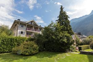 een huis met een kerstboom in een tuin bij Apartment Villa Vallet 1, Alpes Travel, Chamonix Old Town, Sleeps 6 in Chamonix-Mont-Blanc