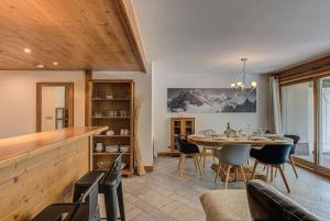 een eetkamer met een tafel en stoelen bij Apartment Villa Vallet 1, Alpes Travel, Chamonix Old Town, Sleeps 6 in Chamonix-Mont-Blanc