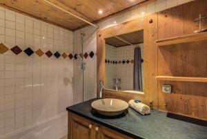 Bilik mandi di Apartment Villa Vallet 1, Alpes Travel, Chamonix Old Town, Sleeps 6 +26 gambar
