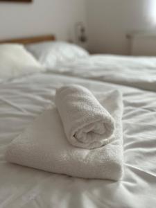 a white towel laying on top of a bed at Ferienzimmer Reurieth in Reurieth