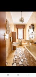 uma casa de banho com uma banheira e um lavatório em Casa Beccaria em Marghera