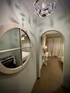 um quarto com um espelho circular na parede em La chambre d’auguste em Saint-Hubert