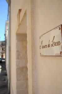 a sign on the side of a building that reads i listen to love at Maison de luxe in Francavilla Fontana