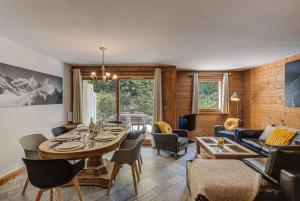 een woonkamer met een tafel en een bank bij Apartment Villa Vallet 1, Alpes Travel, Chamonix Old Town, Sleeps 6 in Chamonix-Mont-Blanc