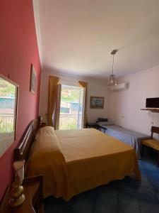 Un dormitorio con una cama grande y una ventana en Lunaponzese-Ponza centro, en Ponza