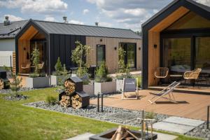 a house with a backyard with a fire pit at ChillZone-Hill Domki z balią in Szalejów Górny