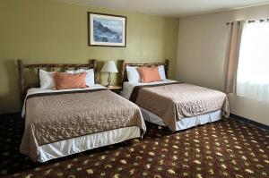 a hotel room with two beds and a window at Alaska Angler's Inn in Soldotna