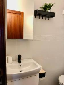 Baño blanco con lavabo y aseo en Villa Miriam en Tinajo