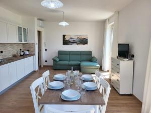 comedor y cocina con mesa y sillas en Casa del Net - Tremezzo en Tremezzo