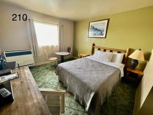 Habitación de hotel con cama y mesa en Alaska Angler's Inn en Soldotna