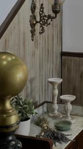 サリ・ソランザラにあるHotel Maquis et Merの花瓶と植物のテーブル