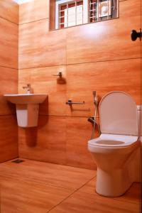 La salle de bains est pourvue de toilettes et d'un lavabo. dans l'établissement Water Vibes Mamalakandam, à Neriyamangalam