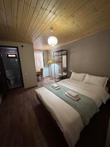 Ein Bett oder Betten in einem Zimmer der Unterkunft Mestia Views