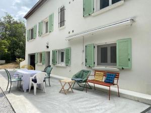 Budova, kde se apartmán nachází + 14 fotografií