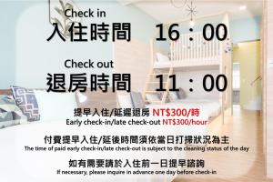 um sinal para um quarto numa casa com uma cama e um relógio em 高雄Do咕 I 包棟住宿 I 豪華公寓 em Kaohsiung
