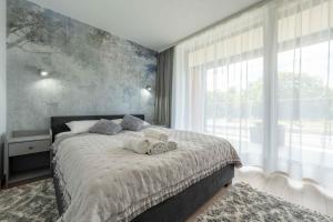 um quarto com uma cama com duas toalhas em Apartamenty Laguna Beskidów 80 i 81 Przy Jeziorze Żywieckim - Dream Apart em Zarzecze