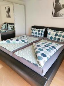 1 cama con 2 almohadas en una habitación en Wohnung *AusZeit*, en Weiler