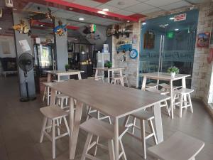 a large wooden table and chairs in a restaurant at Motel Fyna in Kangar