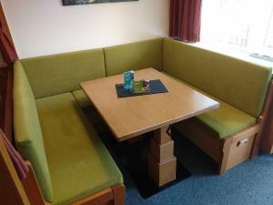 a table and two seats in a waiting room at Appartement-Hotel Happy Kienberg in Pfronten