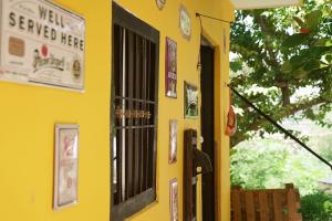 una casa amarilla con carteles a un lado. en La Casa del Café, en Campeche