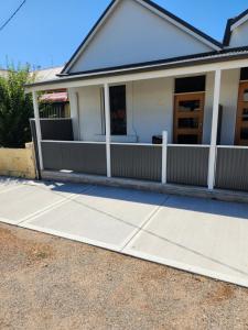 布罗肯希尔City Villa 41 Blende st Broken Hill NSW 2880的房屋前的车道